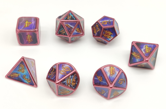 Dobbelt het hand Gesneden Polyhedral Metaal 7 die Stuk voor Tafelblad RPG wordt geplaatst