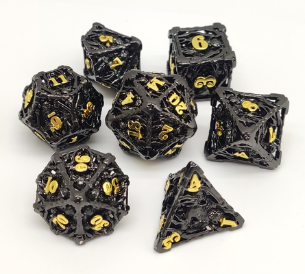 Het praktische Metaal RPG dobbelt Vastgestelde die Hand voor het Gokken van DND wordt opgepoetst en MTG-