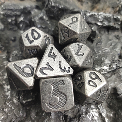 Mini veelvlakkige dobbelstenen set Metallic messing slijtage koperen dobbelstenen sets Gaming dobbelstenen handleiding