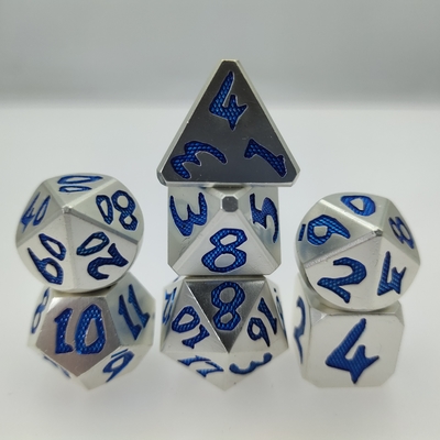 Draagbare met de hand gegoten RPG-dobbelstenen Handgepolijst slijtvaste polyhedrale 7-matrijs