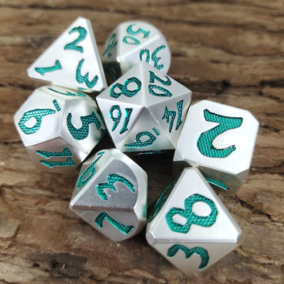De scherpe Randhars dobbelt Vastgesteld Metaal voor Kerker en Dragon Hand Pouring Polyhedral
