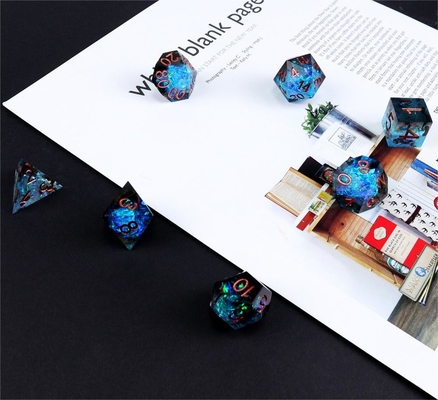 Blauw plus zwart erts hars personage speelt een multi -noodle dobbelsteen set dnd dobbelsteen