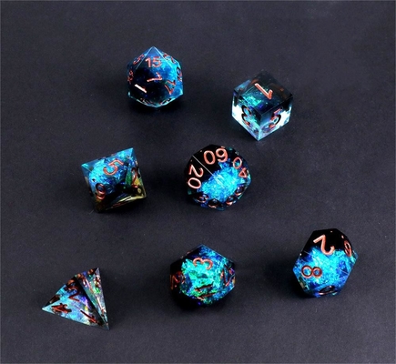 Blauw plus zwart erts hars personage speelt een multi -noodle dobbelsteen set dnd dobbelsteen