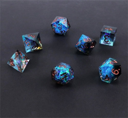 Blauw plus zwart erts hars personage speelt een multi -noodle dobbelsteen set dnd dobbelsteen