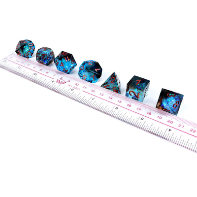 Blauw plus zwart erts hars personage speelt een multi -noodle dobbelsteen set dnd dobbelsteen