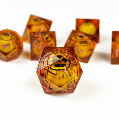 Blijf tot laat op. Oog plus gele hars desktop spel dobbelstenen set.