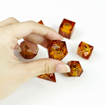 Blijf tot laat op. Oog plus gele hars desktop spel dobbelstenen set.