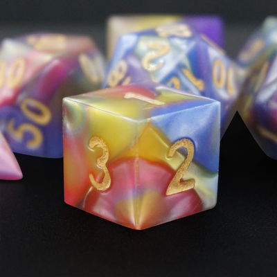 Drie kleuren marmeren hars Rpg dobbelstenen met universeel logo