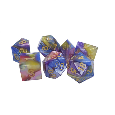 Drie kleuren marmeren hars Rpg dobbelstenen met universeel logo