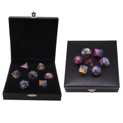 Drie kleuren marmeren hars Rpg dobbelstenen met universeel logo