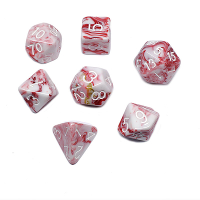 Wit en rood erts hars personage speelt een multi -noodle dobbelsteen pak draak en Dungeon dnd dobbelstenen