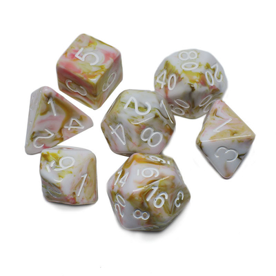 Wit en rood erts hars personage speelt een multi -noodle dobbelsteen pak draak en Dungeon dnd dobbelstenen