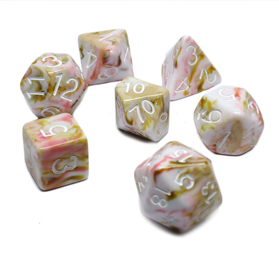 Wit en rood erts hars personage speelt een multi -noodle dobbelsteen pak draak en Dungeon dnd dobbelstenen