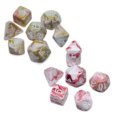 Wit en rood erts hars personage speelt een multi -noodle dobbelsteen pak draak en Dungeon dnd dobbelstenen