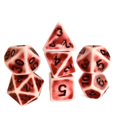 Antieke, oude witte achtergrond kleur hars dobbelstenen desktop game set dnd dobbelstenen
