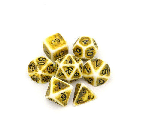 Antieke, oude witte achtergrond kleur hars dobbelstenen desktop game set dnd dobbelstenen