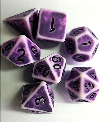 Antieke, oude witte achtergrond kleur hars dobbelstenen desktop game set dnd dobbelstenen