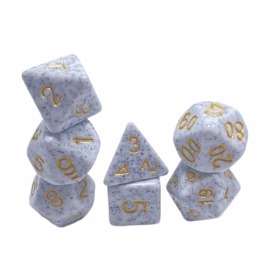 Gouden lettertype gouden vlekken erts erts hars personage spelen bordspel dobbelstenen set dnd dobbelstenen