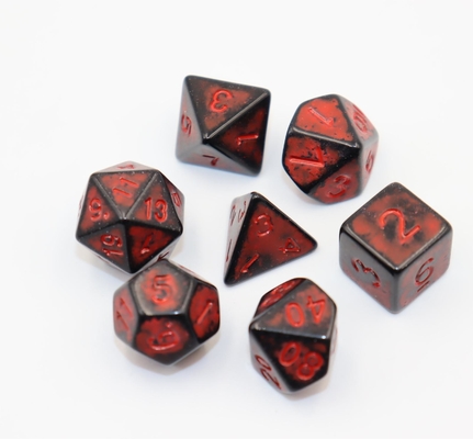 Antiek, oud zwart rug, rood hars karakter, bordspel dobbelstenen.