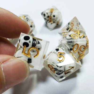 Doorzichtige kleur Crystal Skull Resin Boarding Dice Set Dragon en Dungeon