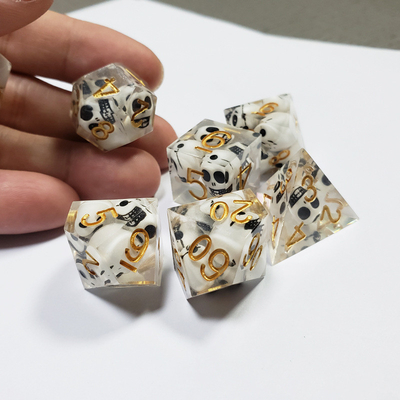 Doorzichtige kleur Crystal Skull Resin Boarding Dice Set Dragon en Dungeon