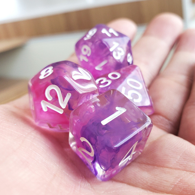 Kleurrijke roze paarse sterrenhemel Resin Boarding Dice Set dnd dice