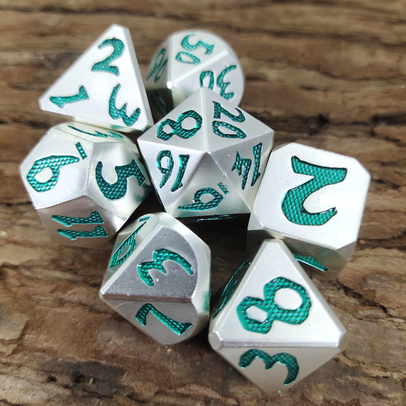 De scherpe Randhars dobbelt Vastgesteld Metaal voor Kerker en Dragon Hand Pouring Polyhedral