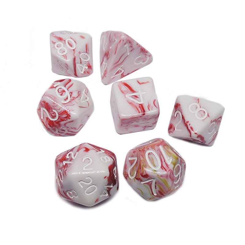 Wit en rood erts hars personage speelt een multi -noodle dobbelsteen pak draak en Dungeon dnd dobbelstenen