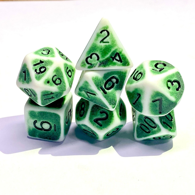Antieke, oude witte achtergrond kleur hars dobbelstenen desktop game set dnd dobbelstenen