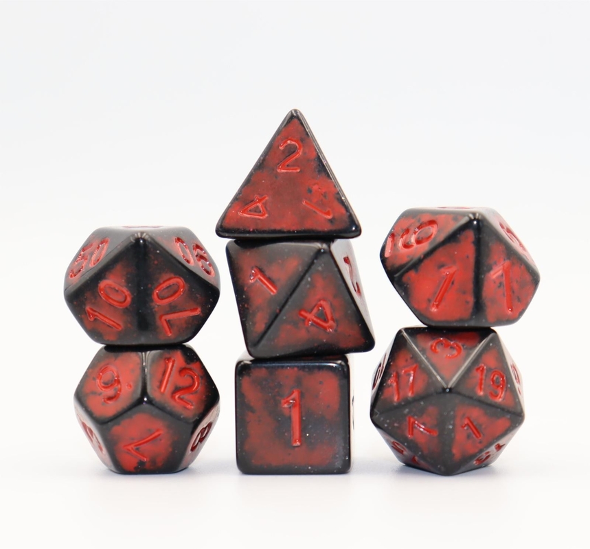 Antiek, oud zwart rug, rood hars karakter, bordspel dobbelstenen.